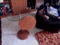  Mesa de apoio em cerejeira com o veio em aço inoxidável e tampo de vidro 